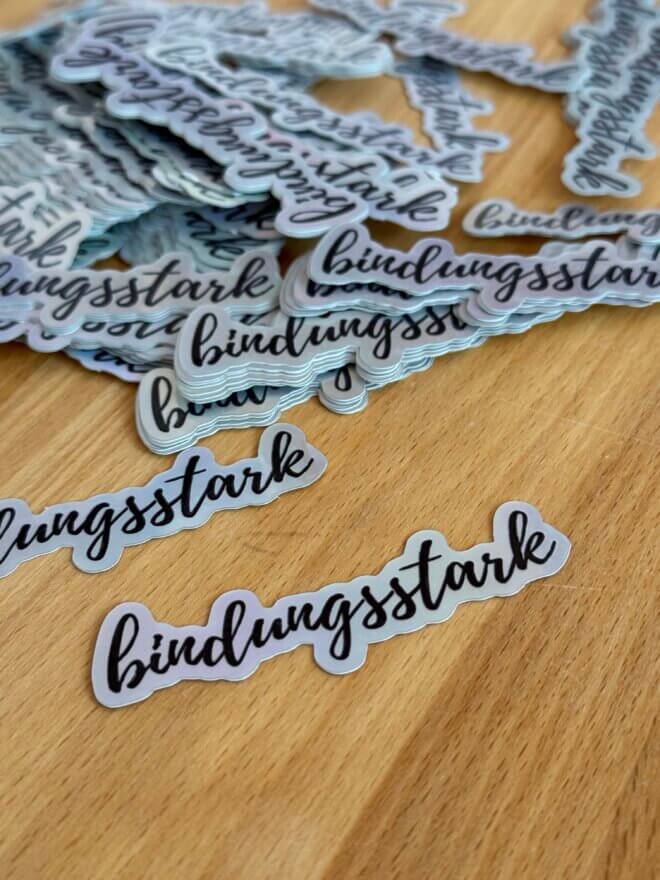 Sticker "bindungsstark" (holografisch / glänzend) – Bild 2