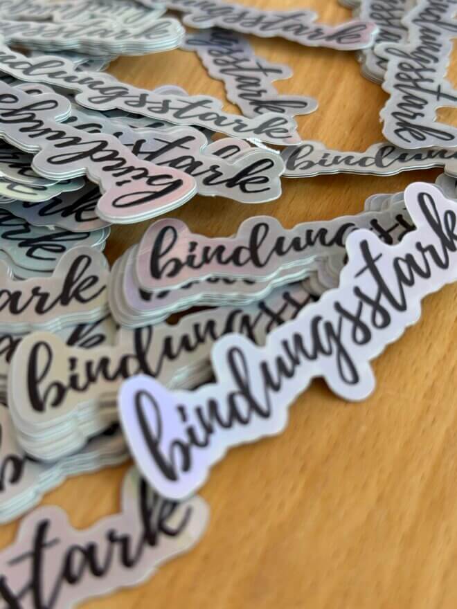 Sticker "bindungsstark" (holografisch / glänzend) – Bild 3